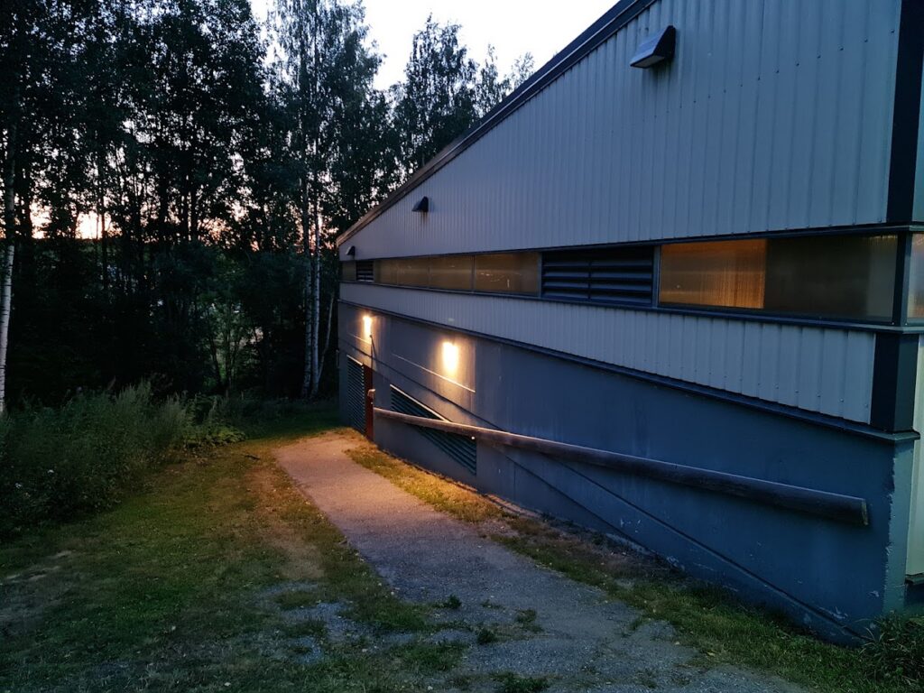 Fasadbelysning på bostadsrättsförening i skymning