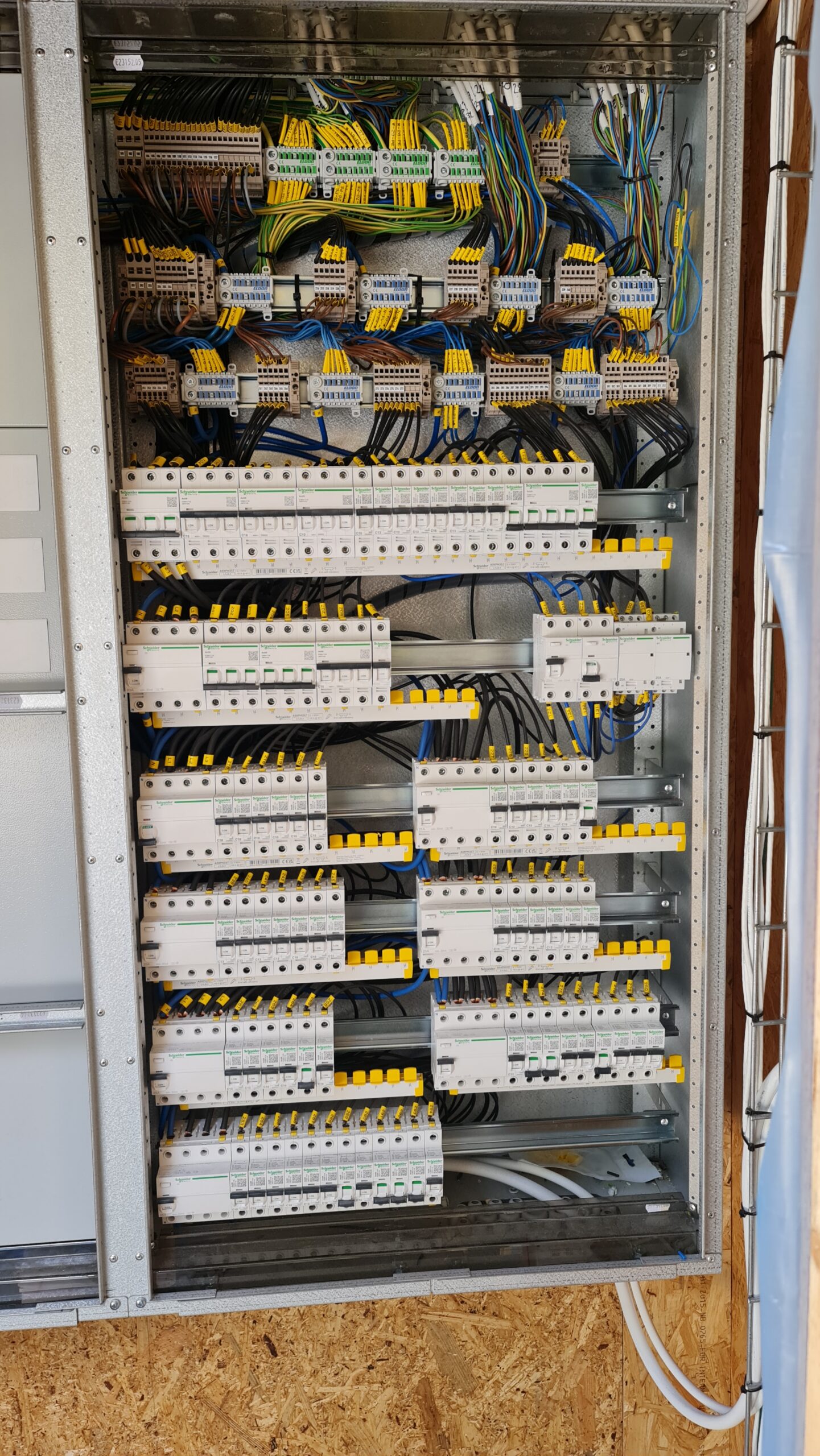 Gruppcentral med Schneider-automatsäkringar installerad av PowerUp Electrics