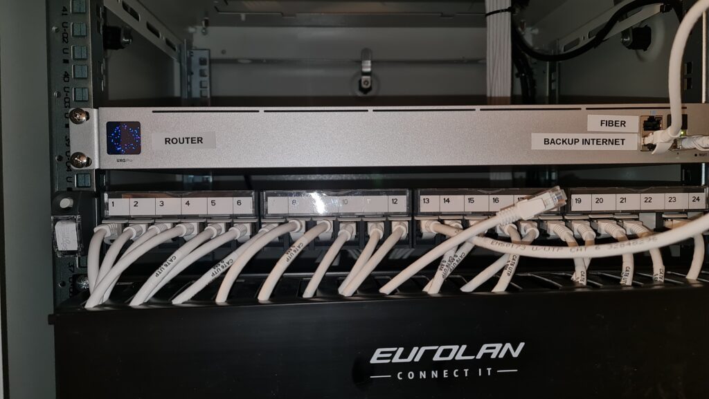 Nätverksrack med patchpanel för driftlarm och övervakning