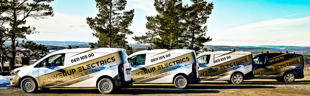 PowerUp Electrics servicebilar uppradade med Höga kusten-landskap i bakgrunden
