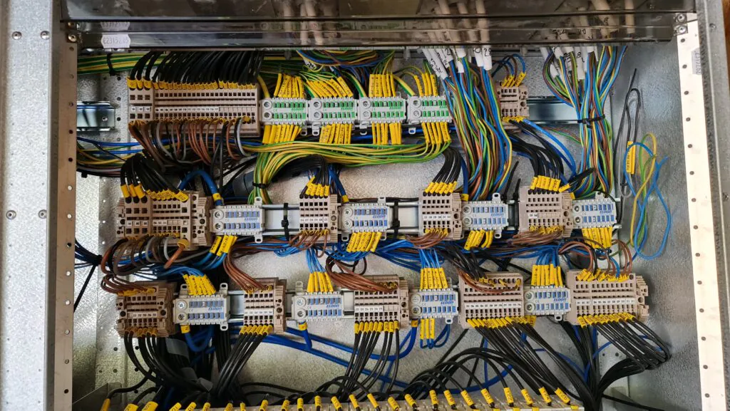 Apparatskåp med plintrader för fastighetsautomation