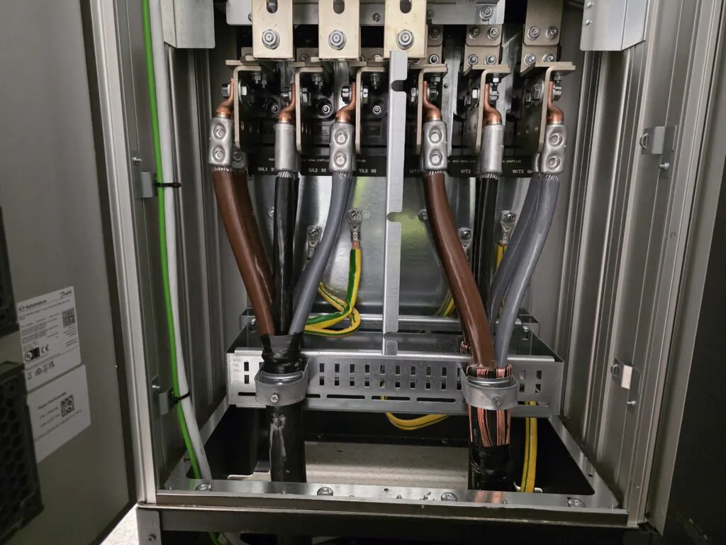 Danfoss frekvensomriktare för energioptimering i industrimiljö